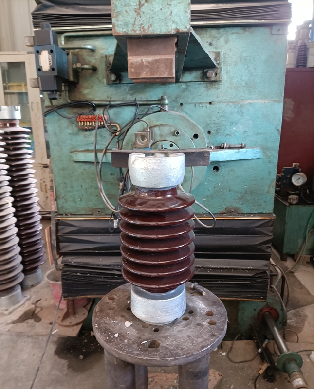 उच्च शक्ति चीनी मिट्टी के बरतन C-120 स्टेशन पोस्ट इन्सुलेटर ANSI TR-208 ब्राउन ग्लेज़