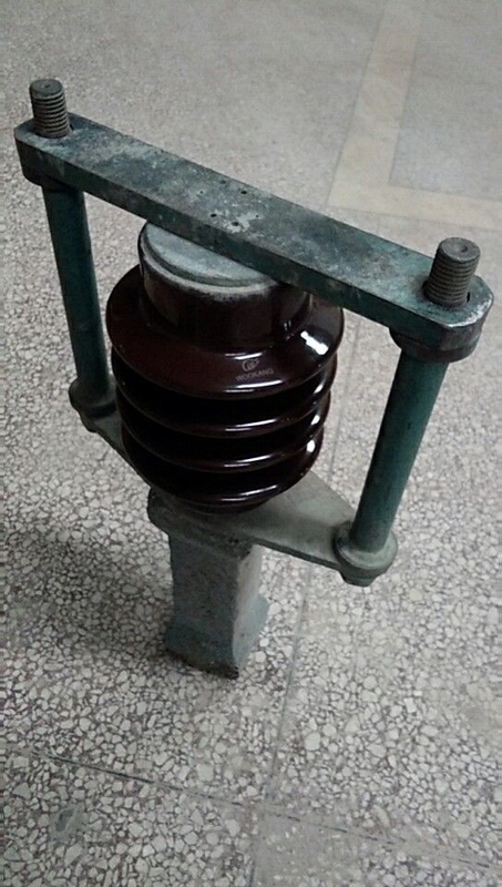 मेटल बेस 11KV IEC क्लास सॉलिड कोर पोस्ट इंसुलेटर